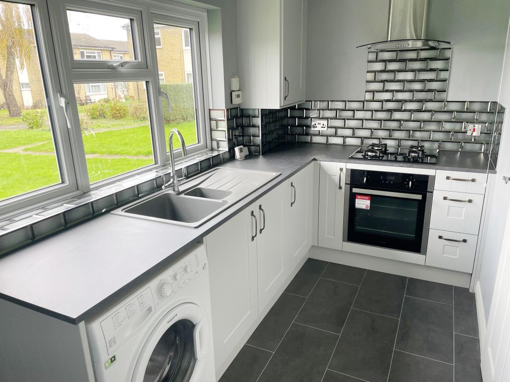 Lot: 9 - WELL-PRESENTED GROUND FLOOR FLAT -